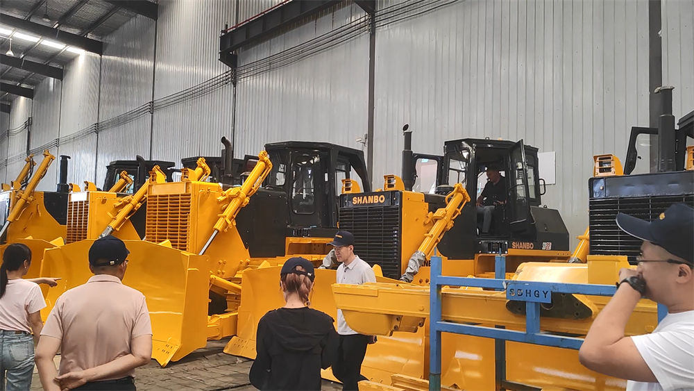 British customers visit the factory