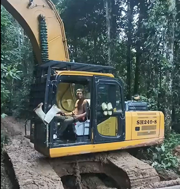 Time-Tested & High Horsepower SH240-8 Crawler Excavator Crosses Jungle Mud, River and Debris Flow for Mountain Mining