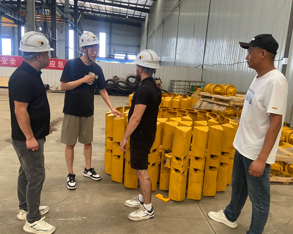 Russian Clients Visit Chinese Bulldozer Factory & Order SD32 Bulldozer