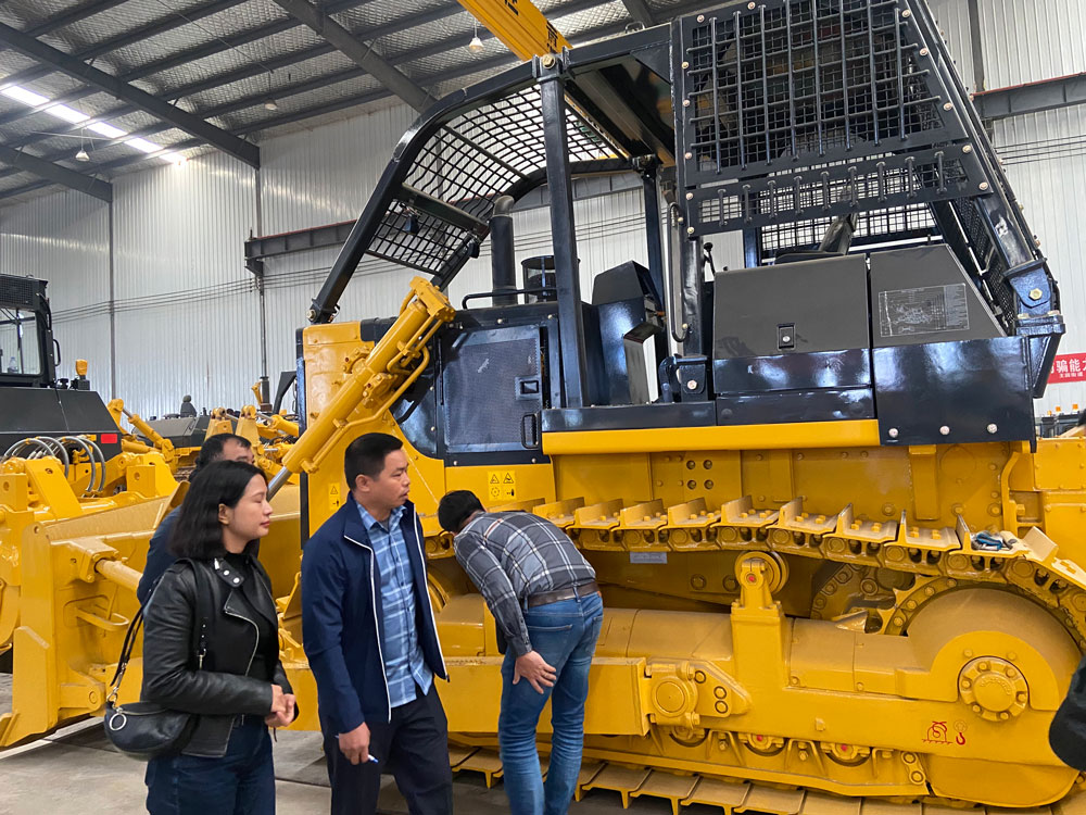 Vietnamese Clients Visit Chinese Bulldozer Production Line & Place Order for SD22F Forest Edition 235HP Dozers