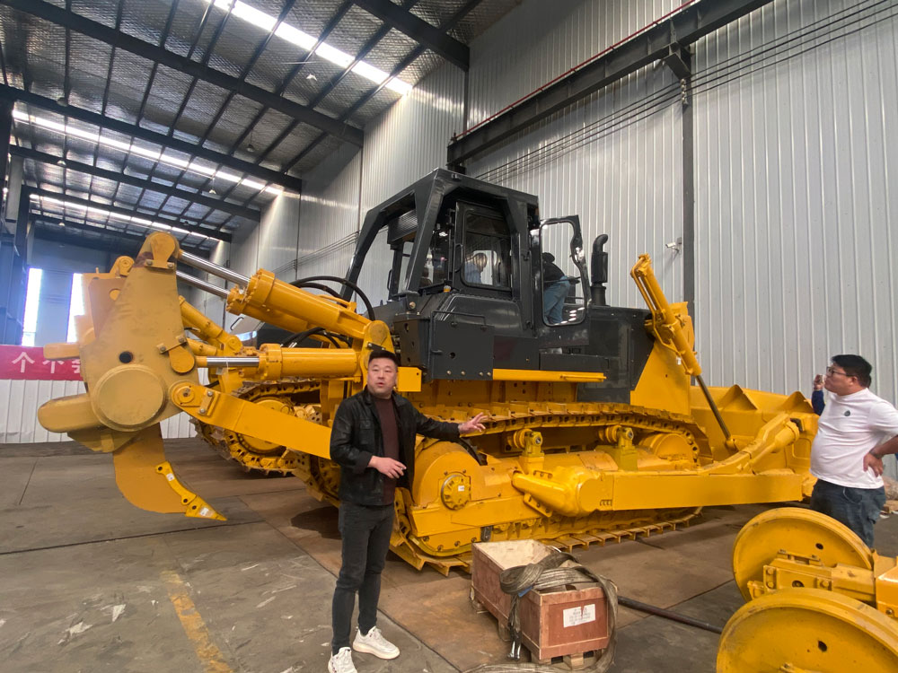 Russian Customers Revisit China Bulldozer Factory for SD32 Bulldozer Repurchase & Spare Parts Order