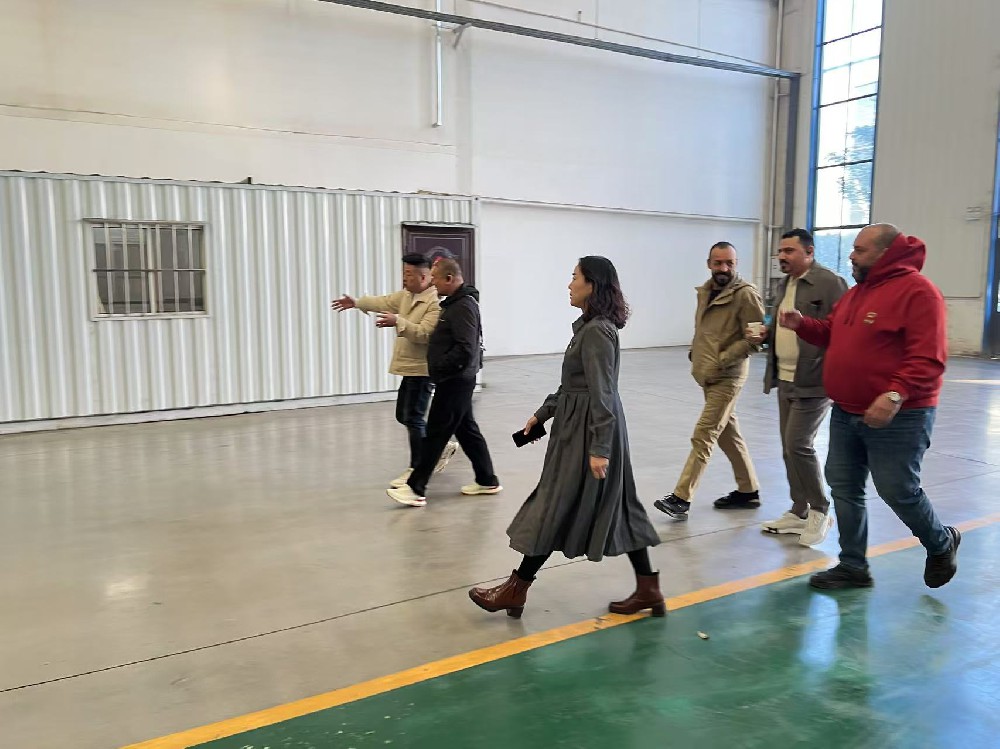 Russian Clients Visit Chinese Bulldozer Factory, Consult & Order Two SD60 Heavy-Duty Bulldozers