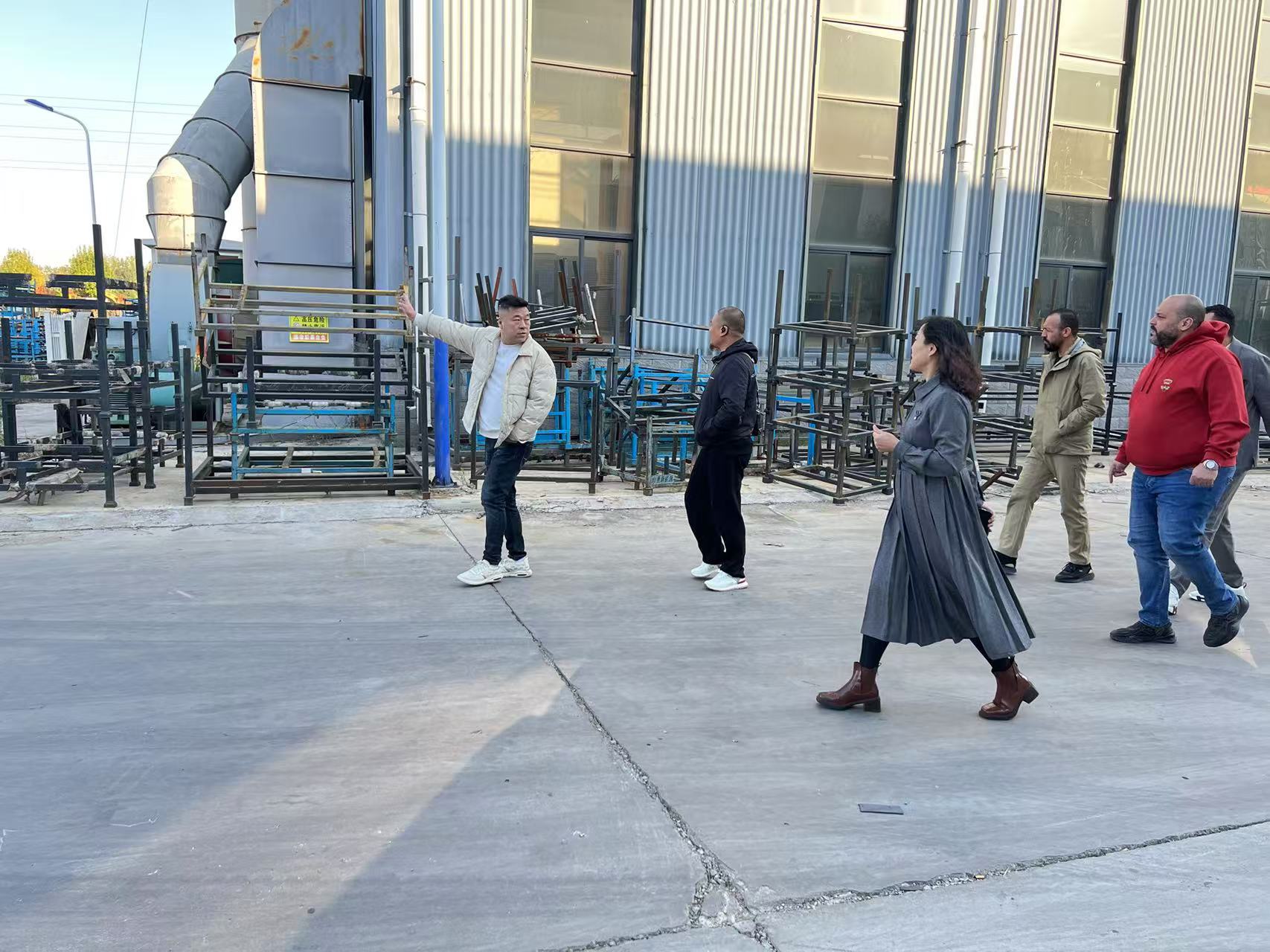 Russian clients visit Chinese bulldozer factory