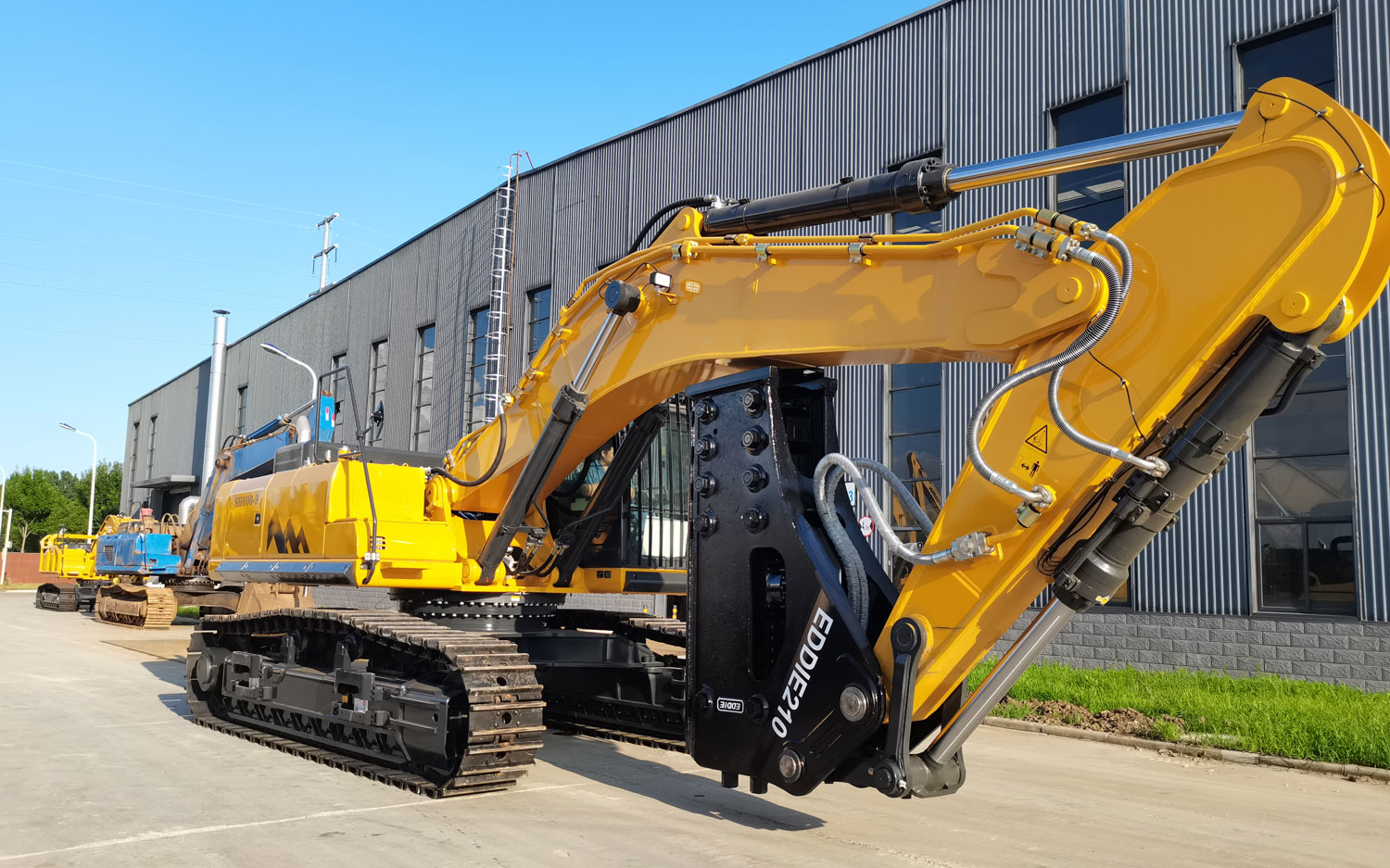SH600 Large Excavator