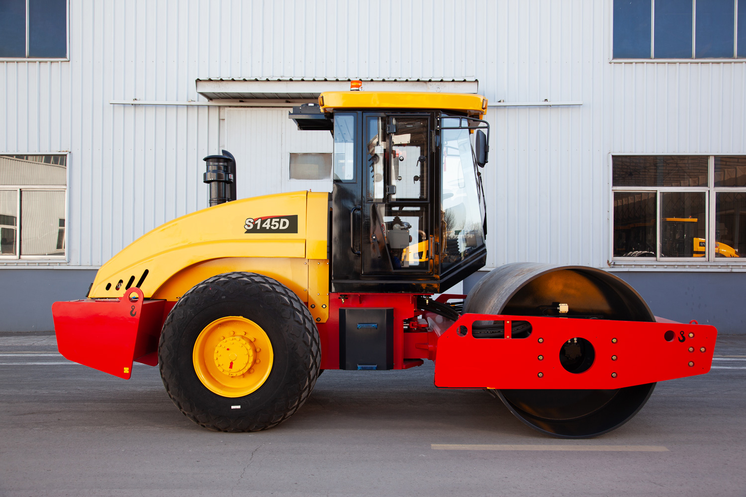 S145D Single-drum vibratory roller