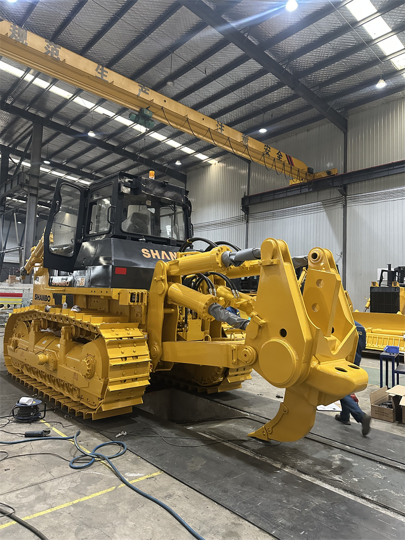SD32 dozer equipped with semi-U and U blades for bulk material pushing